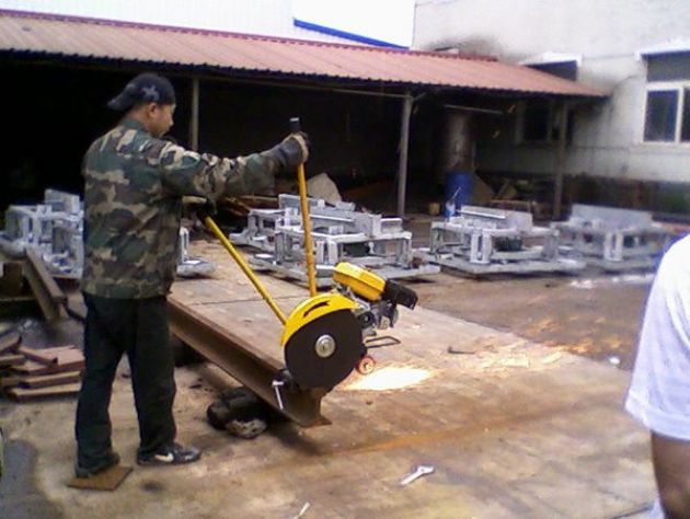 點擊查看詳細信息<br>標題：內(nèi)燃鋸軌機工作照 閱讀次數(shù)：11543